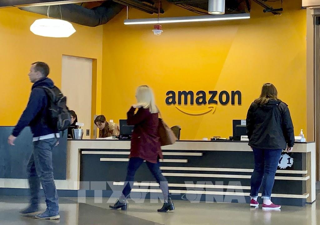 Nhân viên làm việc tại trụ sở Amazon ở Seattle, Mỹ. (Ảnh: Kyodo/TTXVN)